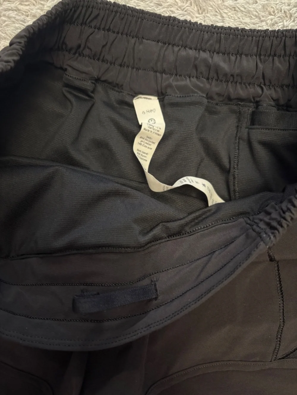 Lululemon 2.5" Black Hotty Hot Shorts Size 6 - Picture 6 of 7